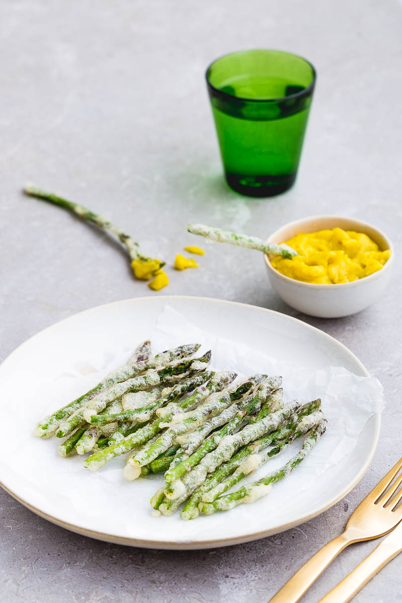 It's time to take advantage of the beautiful British asparagus season, what better way than simple spelt tempura asparagus, served with a delicious garlicky aioli. This may sound complicated, but they are such simple recipes that give a feeling of mastery and sound utterly seductive. These vegetarian dishes make beautiful starters which your guests will be seriously impressed with.