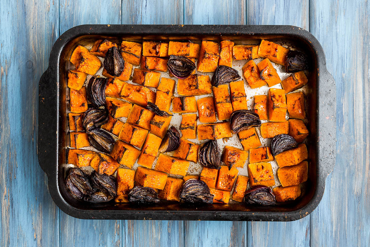 The divine pairing of butternut squash and cinnamon sit so beautifully together in the amazing plant based, vegetarian and vegan recipe, it would be easy to assume that God himself had blessed us with their co-operation. A tray of simple cinnamon roasted squash, mixed up with a mash of garlicky lentils, is incredibly simple and simply incredible. It creates the perfect foundation for a meat free meal or a simple vegetable side dish.